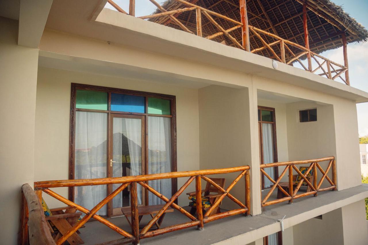Ocean Breeze Hotel Нунгви Экстерьер фото