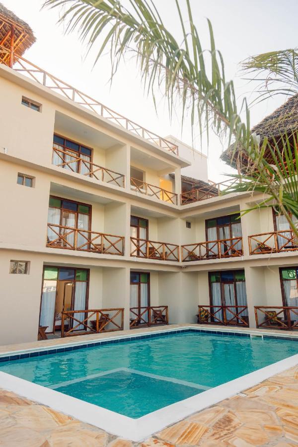 Ocean Breeze Hotel Нунгви Экстерьер фото