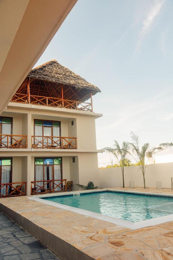 Ocean Breeze Hotel Нунгви Экстерьер фото