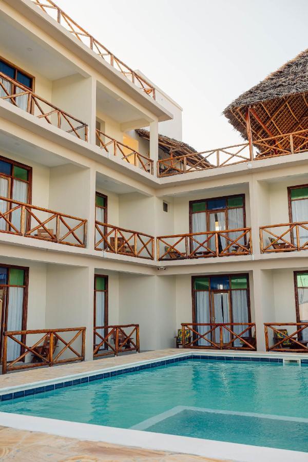 Ocean Breeze Hotel Нунгви Экстерьер фото