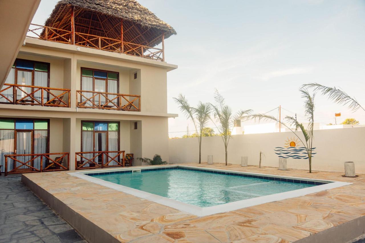 Ocean Breeze Hotel Нунгви Экстерьер фото
