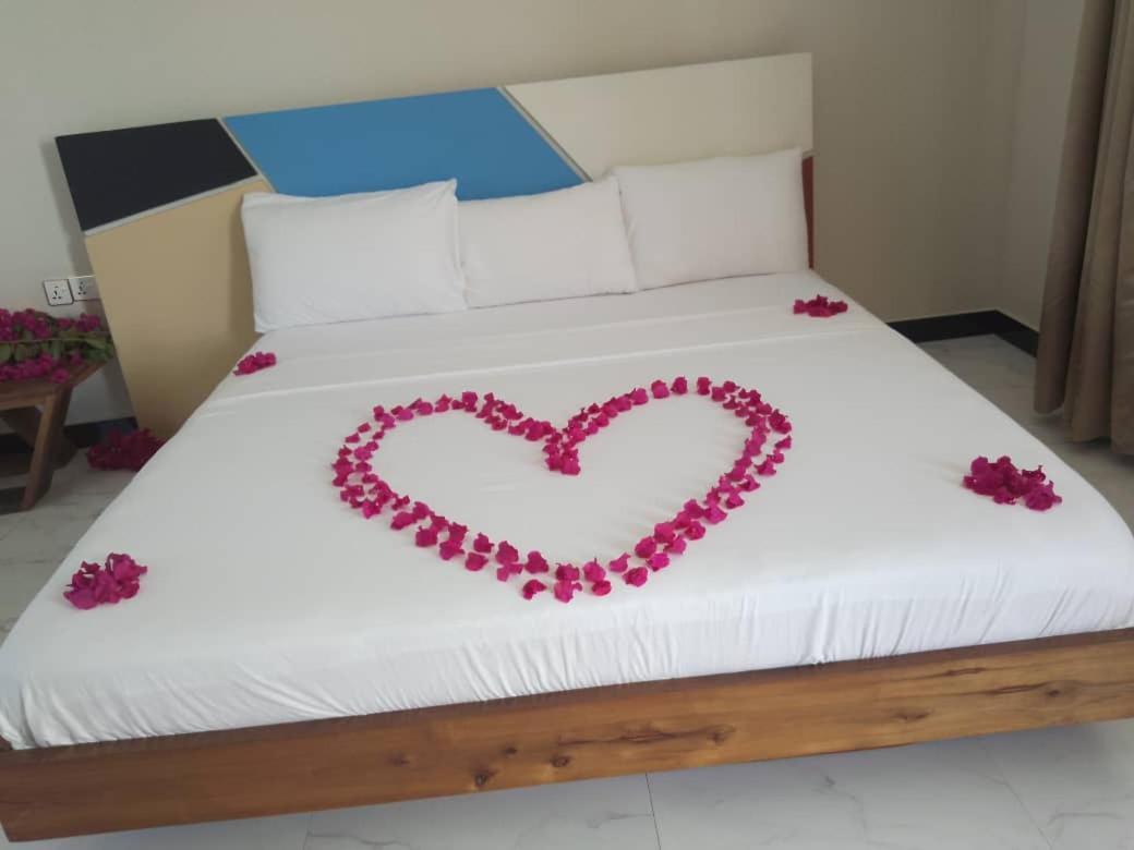 Ocean Breeze Hotel Нунгви Экстерьер фото